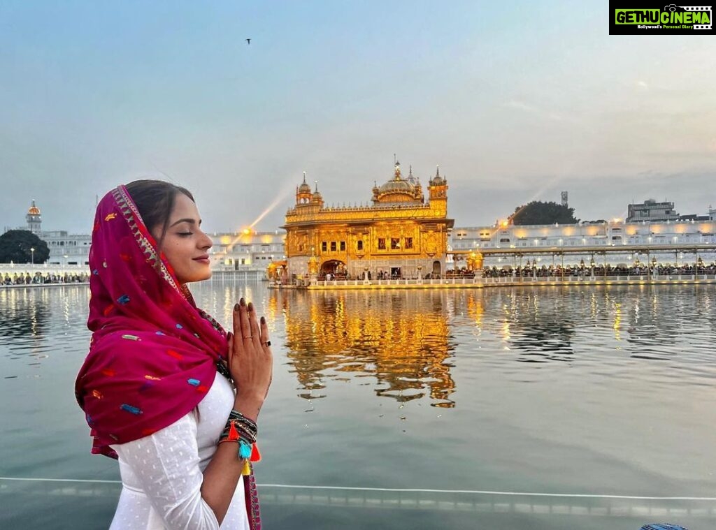 Asmita Sood Instagram - Shukr 🌟 #amritsar #harmandirsahib #goldentemple #blessed #gratitude #famjam Amritsar, Punjab