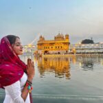Asmita Sood Instagram – Shukr 🌟 #amritsar #harmandirsahib #goldentemple #blessed #gratitude #famjam Amritsar, Punjab