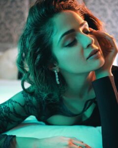 Asmita Sood Instagram - A little lost.
A lot found.
.
.
.
📸 : @narenballarphotography 
💄: @harshpawar_makeupacademy18 
👱‍♀️: @hairstorybyreshma 
👗: @harshad.fshn 
🏢 : @sofitelmumbaibkc 
#testshoot #play #naturallight #ootd #asmitten