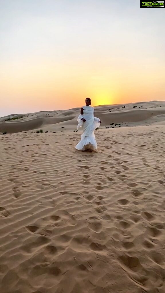 Asmita Sood Instagram - Mystical..magical..mesmerising.. Shot on iPhone 11 by @nikkisharmaofficial 😋 #desertsunsets #dunes #sand #thealchemist #mystery #sunsets Jodhpur