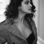 Asmita Sood Instagram - 🖤 . . . 📸 : @narenballarphotography 💄: @harshpawar_makeupacademy18 👱‍♀️: @hairstorybyreshma 👗: @harshad.fshn 🏢 : @sofitelmumbaibkc #testshoot #lights #play #asmitten Sofitel Mumbai BKC