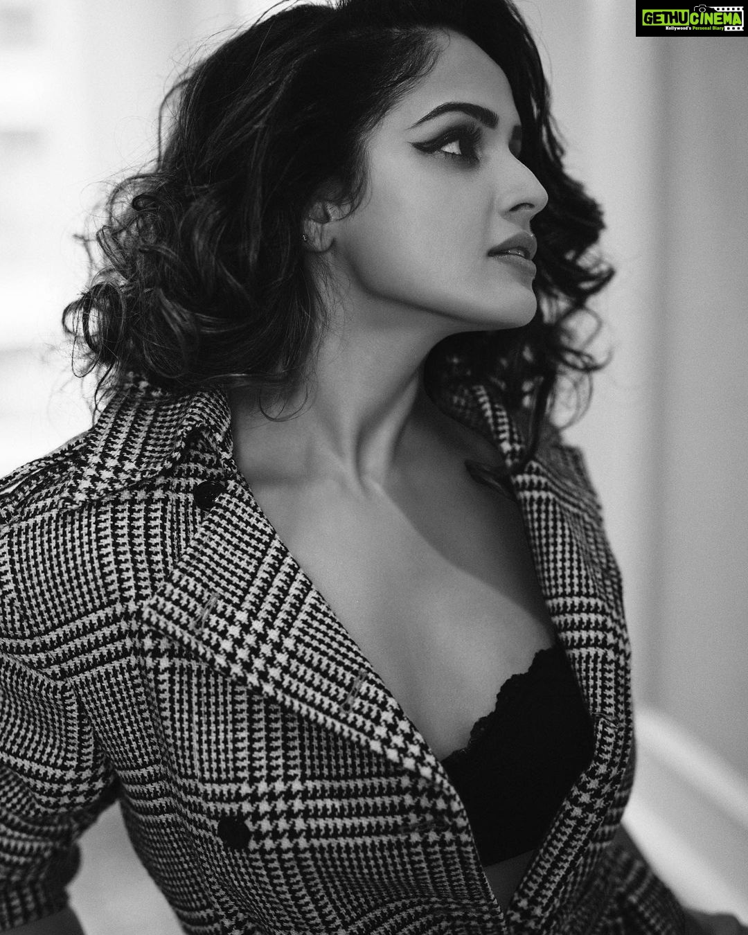 Asmita Sood Instagram - š¤ . . . šø : @narenballarphotography š: @harshpawar_makeupacademy18 š±āāļø: @hairstorybyreshma š: @harshad.fshn š¢ : @sofitelmumbaibkc #testshoot #lights #play #asmitten Sofitel Mumbai BKC