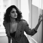 Asmita Sood Instagram - Satellite heart.. 🖤🤍 . . . . 📸 : @narenballarphotography 💄: @harshpawar_makeupacademy18 👱‍♀️: @hairstorybyreshma 👗: @harshad.fshn 🏢 : @sofitelmumbaibkc #testshoot #lights #play #asmitten #vintagevibes #blackandwhite