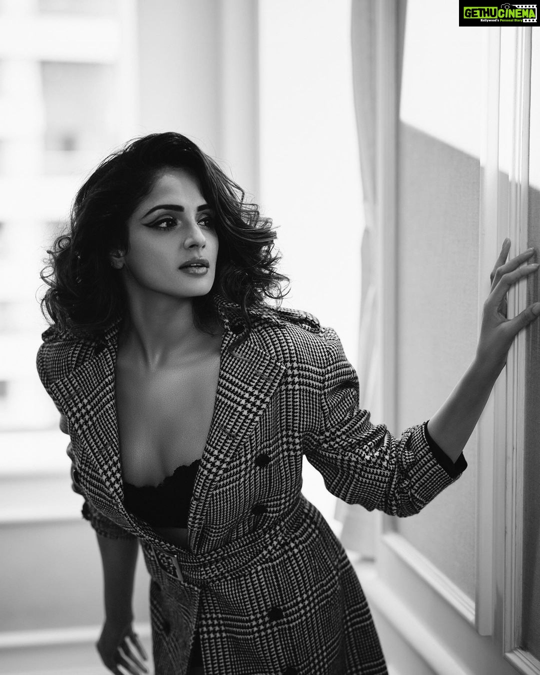 Asmita Sood Instagram - Satellite heart.. π€π€ . . . . πΈ : @narenballarphotography π: @harshpawar_makeupacademy18 π±ββοΈ: @hairstorybyreshma π: @harshad.fshn π’ : @sofitelmumbaibkc #testshoot #lights #play #asmitten #vintagevibes #blackandwhite
