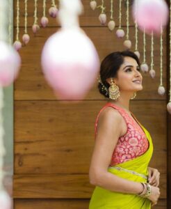 Asmita Sood Instagram - रूहानियत 🪷💕
Saree : @ekayabanaras 
Jewellery : @aquamarine_jewellery 
#lifelately #loveforindian #details #justme
