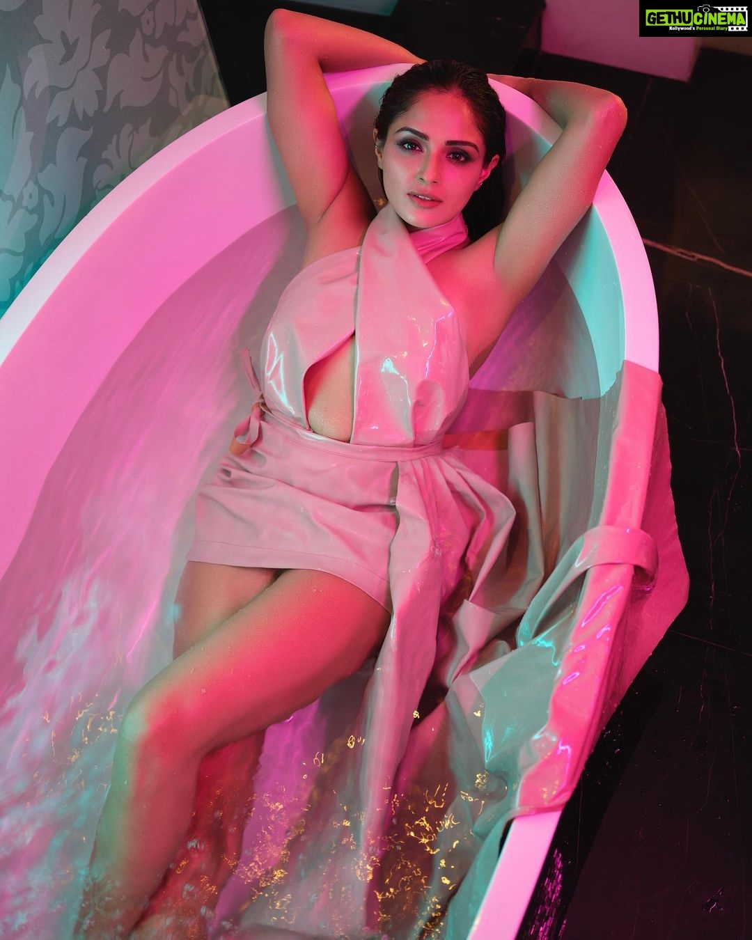 Asmita Sood Instagram - 🌊🌺 📸 : @narenballarphotography 💄: @harshpawar_makeupacademy18 💇♀️: @hairstorybyreshma 👗: @labeld #testshoot #colourgelphotography #justme Sofitel Mumbai BKC