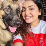 Avantika Mishra Instagram - So fur-ocious! Had to give him endless belly rubs to get these pictures. @rumi.mish ❤️😅 . . #GermanShepherd #HatesTakingPictures