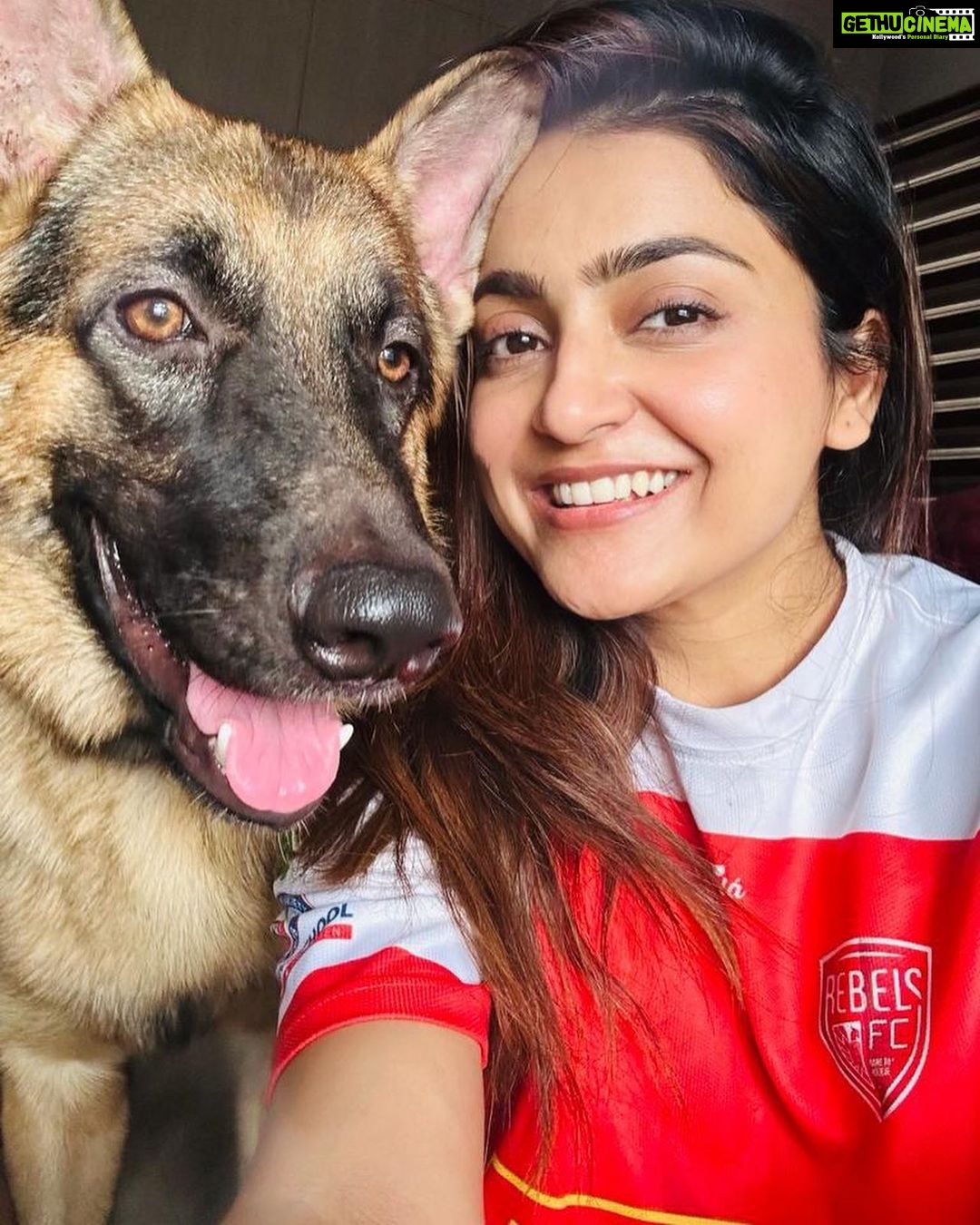 Avantika Mishra Instagram - So fur-ocious! Had to give him endless belly rubs to get these pictures. @rumi.mish ❤️😅 . . #GermanShepherd #HatesTakingPictures