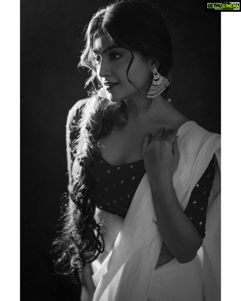Avantika Mishra Instagram - A lover of life.🖤 . . Styled by @priyankaarik Shot by @pranav.foto Makeup by @nayanasmakeoverr Hair by @aishu_makeup_hairstyle
