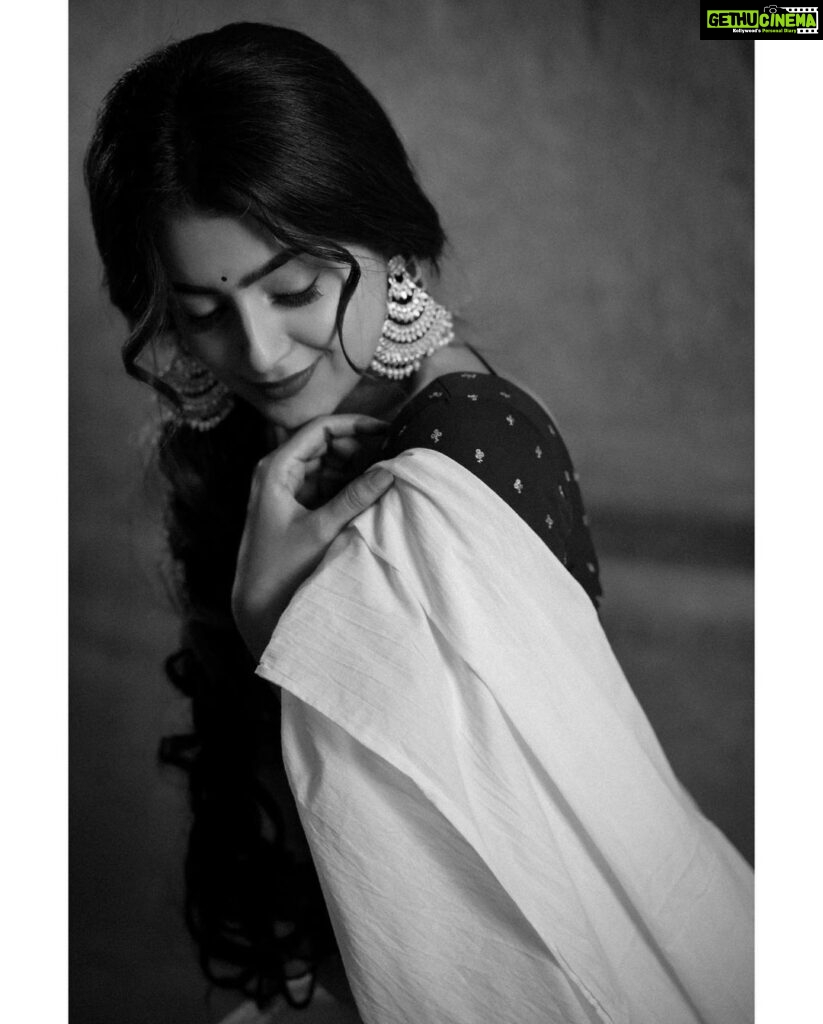 Avantika Mishra Instagram - My 🖤 belongs to the golden era of movies.💫 . . Styled by @priyankaarik Shot by @pranav.foto Makeup by @nayanasmakeoverr Hair by @aishu_makeup_hairstyle Hyderabad, India