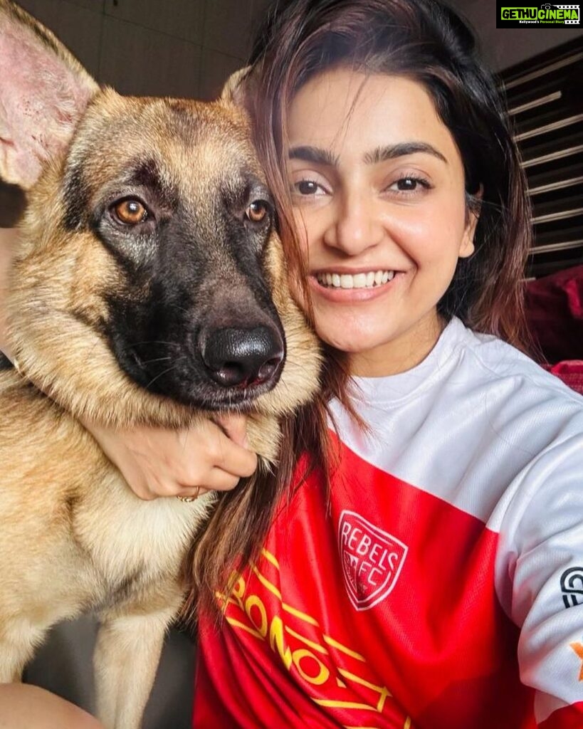 Avantika Mishra Instagram - So fur-ocious! Had to give him endless belly rubs to get these pictures. @rumi.mish ❤😅 . . #GermanShepherd #HatesTakingPictures