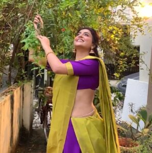 Avantika Mishra Instagram - A purple🦜 💜
.
.
Outfit by @studio_l_by_lini