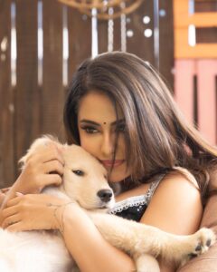 Avika Gor Instagram - This lil guy made my day💕 @charming_chaarliee 

Photography @vishwasgonsalves 
Outfit @byutify.in 
Pr @dinky_nirh 
Makeup & Hair @preetganatramakeup 
Location @krazyfox_studio