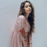 Avika Gor Instagram – Caption this❤️

Photography @abhin.reddy 
Stylist @reshma_stylist 
Outfit @issadesignerstudio 
Footwear @kunstbydiksha
