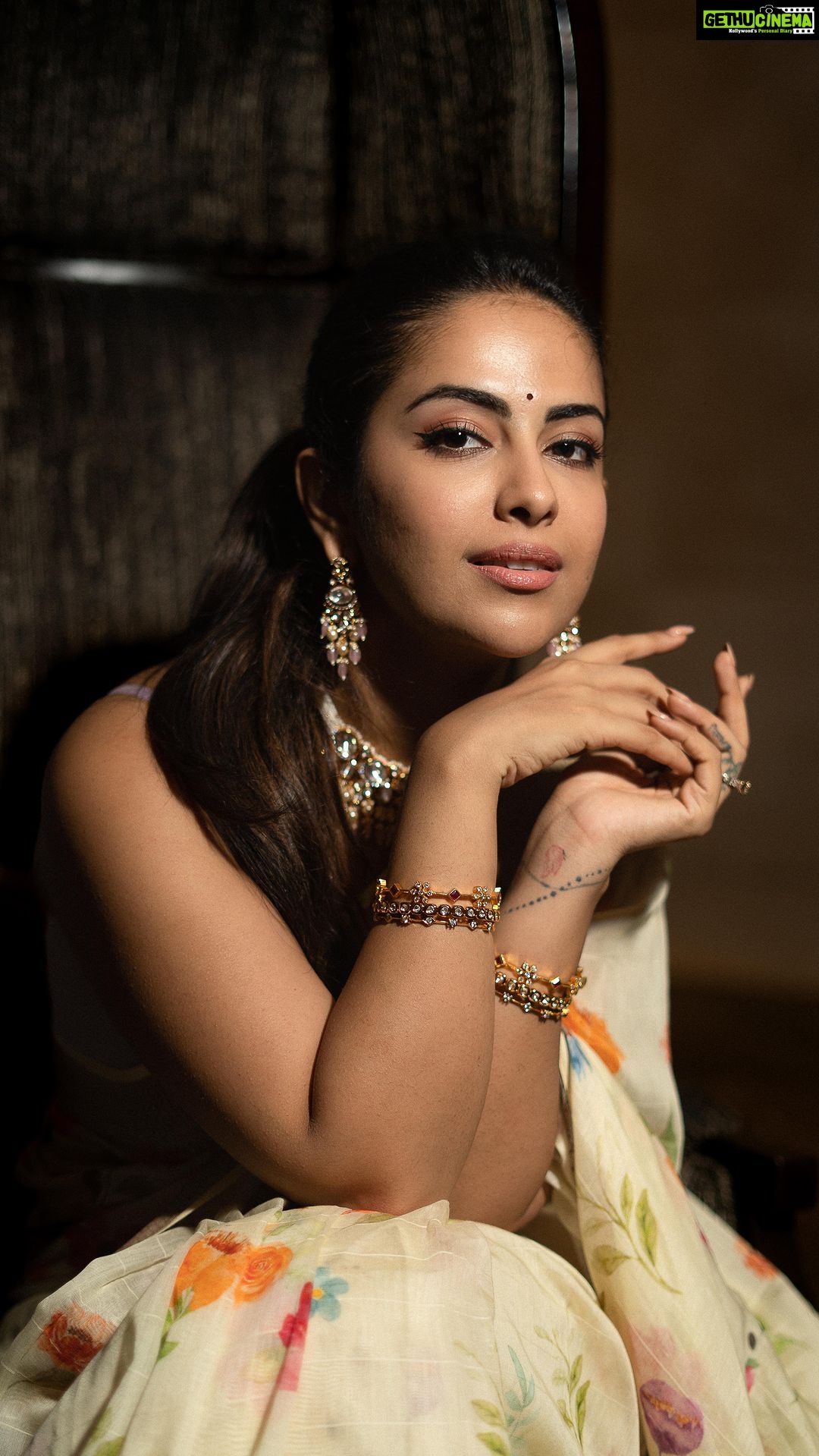Avika Gor Instagram - Making reels on your own movie songs is so much fun𤩠Captured by @whoisclicking Stylist @reshma_stylist Saree @singhanias_hyd Jewellery @kushalsfashionjewellery #1920 #horrorsoftheheart releasing 23rd June! In theatres near you. #Hindi #Telugu #Tamil