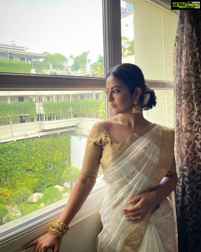 Avika Gor Instagram - #happyindependenceday 🧡🤍💚 Celebrations at #HoChiMinhCity in #Vietnam with all the Indian’s and vietnamese delegates . What a proud moment. Stylist @reshma_stylist Jewellery @kushalsfashionjewellery Saree @real_weaverstory Ho Chi Minh City, Vietnam