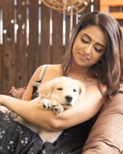 Avika Gor Instagram - This lil guy made my day💕 @charming_chaarliee 

Photography @vishwasgonsalves 
Outfit @byutify.in 
Pr @dinky_nirh 
Makeup & Hair @preetganatramakeup 
Location @krazyfox_studio