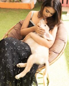 Avika Gor Instagram - This lil guy made my day💕 @charming_chaarliee 

Photography @vishwasgonsalves 
Outfit @byutify.in 
Pr @dinky_nirh 
Makeup & Hair @preetganatramakeup 
Location @krazyfox_studio