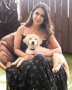 Avika Gor Instagram - This lil guy made my day💕 @charming_chaarliee 

Photography @vishwasgonsalves 
Outfit @byutify.in 
Pr @dinky_nirh 
Makeup & Hair @preetganatramakeup 
Location @krazyfox_studio