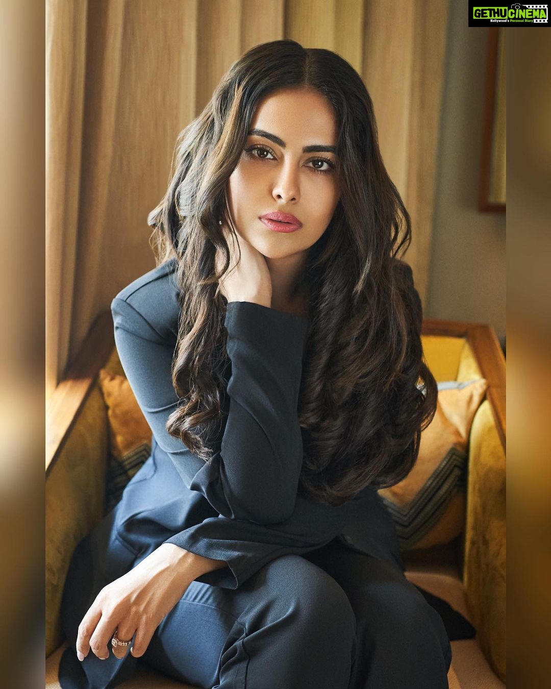 Avika Gor Instagram - What a week it has been! This weekend is turning into the most special one ever! Thank you all๐๐ป #1920 #horrorsoftheheart Photography @studiosnapster @portraitsbymukesh Hairstylist @jaanvimandhani Wearing @urbanic_in