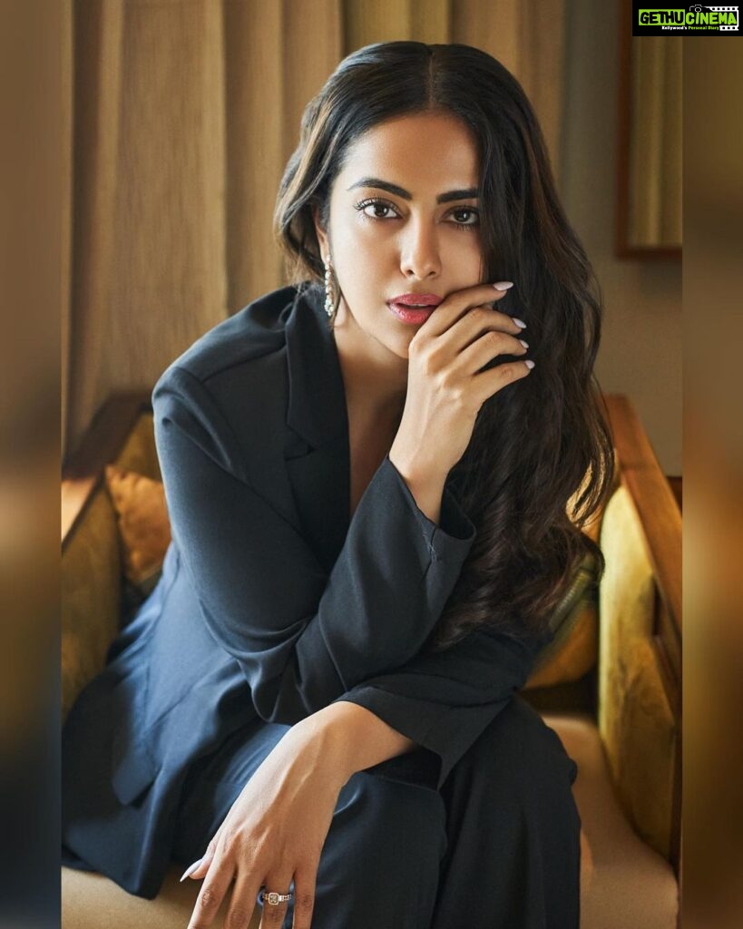 Avika Gor Instagram - What a week it has been! This weekend is turning into the most special one ever! Thank you all🙏🏻 #1920 #horrorsoftheheart Photography @studiosnapster @portraitsbymukesh Hairstylist @jaanvimandhani Wearing @urbanic_in