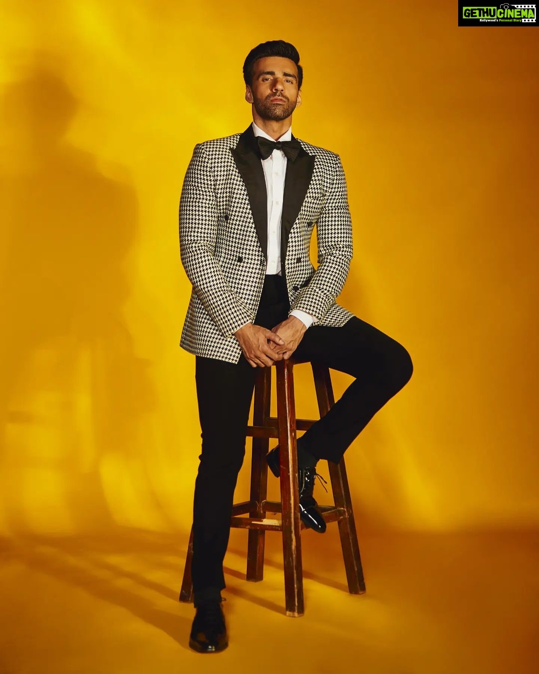 Avinash Tiwary Instagram - Woh Humein Dekhte Hue Na Dekh Lein Iss Wajah Se Nazrein Hi Na Mili...π πΈ- @mohitvaru Styled By: @shaeroy Assistant Stylist: @alizaafatmaa BRANDS Full look @sshomme Hair-@anshul_hair Makeup- @rohan_mohan09