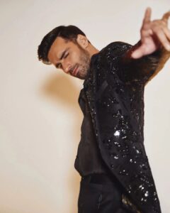 Avinash Tiwary Instagram - Lone Patient 🐺! 📸-@mohitvaru styled by- @shaeroy Assistant Stylist - @alizaafatmaa Full look - @varunbahlcouture Jewellery - @zillionaireindia Hair- @anshul_hair Makeup- @rohan_mohan09