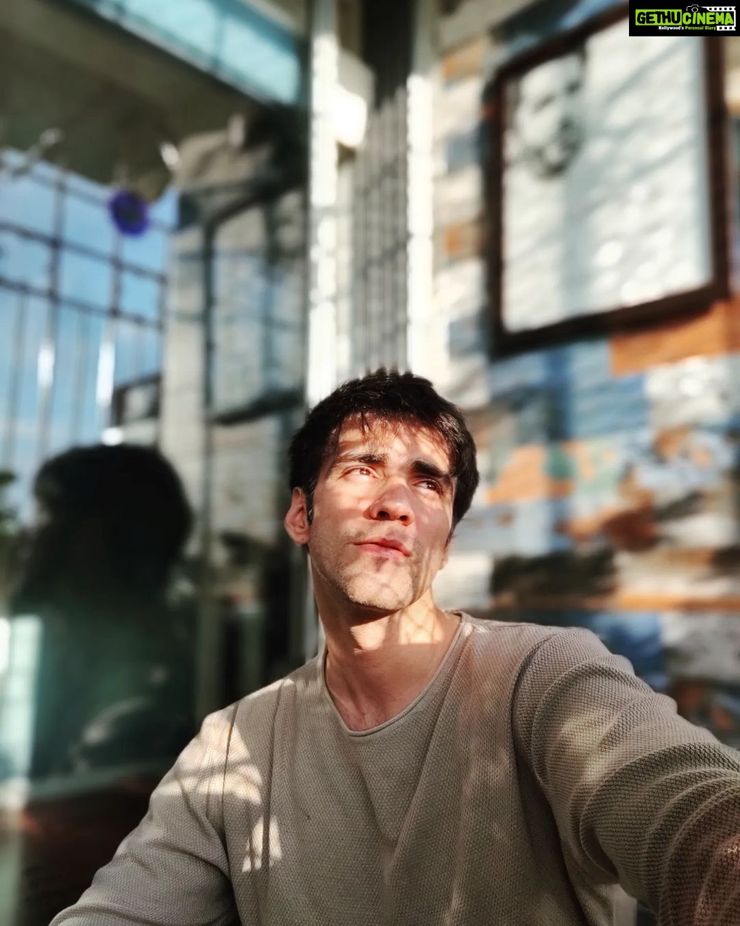 Avinash Tiwary Instagram - Ye subah jo har din aati hai Aaj kuch alag si lagti hai... Kuch hai aisa jo pehle na tha Tere bina pehle, main kabhi tanha na tha... Likhlo issey apni yaadon ki kitaab mein, Ye panna chhut gaya toh, Kitaab adhuri reh jaayegi
