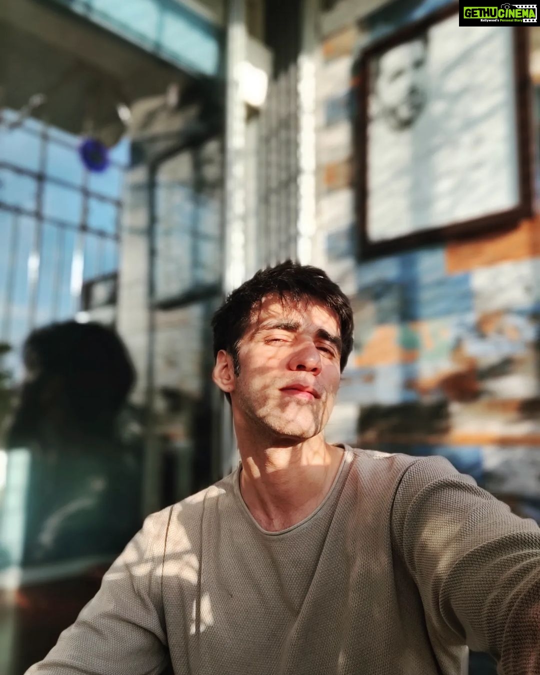Avinash Tiwary Instagram - Ye subah jo har din aati hai Aaj kuch alag si lagti hai... Kuch hai aisa jo pehle na tha Tere bina pehle, main kabhi tanha na tha... Likhlo issey apni yaadon ki kitaab mein, Ye panna chhut gaya toh, Kitaab adhuri reh jaayegi
