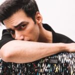 Avinash Tiwary Instagram – I looked at You,You looked at me… Aur ho gayi mushkil :)

#diffuse 
@manishmalhotra05 
@manishmalhotraworld 

📸-@themihirthakkar