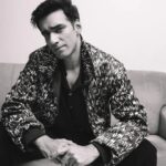Avinash Tiwary Instagram – I looked at You,You looked at me… Aur ho gayi mushkil :)

#diffuse 
@manishmalhotra05 
@manishmalhotraworld 

📸-@themihirthakkar