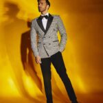 Avinash Tiwary Instagram – Woh Humein Dekhte Hue Na Dekh Lein 
Iss Wajah Se Nazrein Hi Na Mili…😐

📸- @mohitvaru
Styled By: @shaeroy
Assistant Stylist: @alizaafatmaa

BRANDS
Full look @sshomme

Hair-@anshul_hair
Makeup- @rohan_mohan09