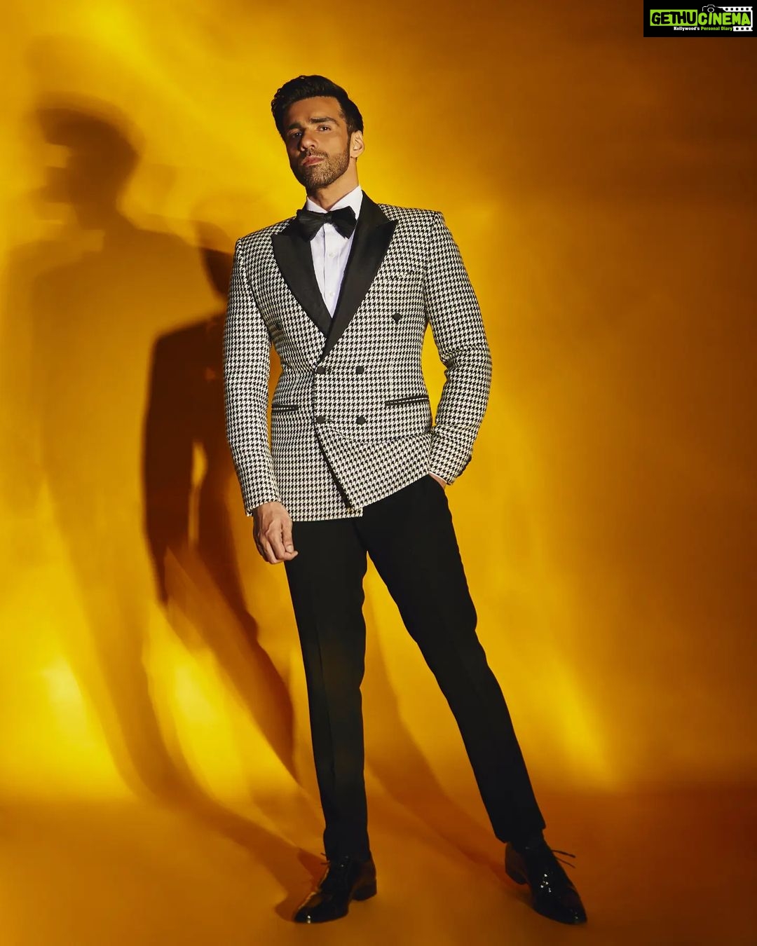 Avinash Tiwary Instagram - Woh Humein Dekhte Hue Na Dekh Lein Iss Wajah Se Nazrein Hi Na Mili...π πΈ- @mohitvaru Styled By: @shaeroy Assistant Stylist: @alizaafatmaa BRANDS Full look @sshomme Hair-@anshul_hair Makeup- @rohan_mohan09