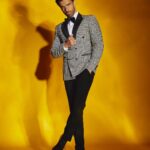 Avinash Tiwary Instagram - Woh Humein Dekhte Hue Na Dekh Lein Iss Wajah Se Nazrein Hi Na Mili...😐 📸- @mohitvaru Styled By: @shaeroy Assistant Stylist: @alizaafatmaa BRANDS Full look @sshomme Hair-@anshul_hair Makeup- @rohan_mohan09