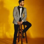 Avinash Tiwary Instagram - Woh Humein Dekhte Hue Na Dekh Lein Iss Wajah Se Nazrein Hi Na Mili...😐 📸- @mohitvaru Styled By: @shaeroy Assistant Stylist: @alizaafatmaa BRANDS Full look @sshomme Hair-@anshul_hair Makeup- @rohan_mohan09