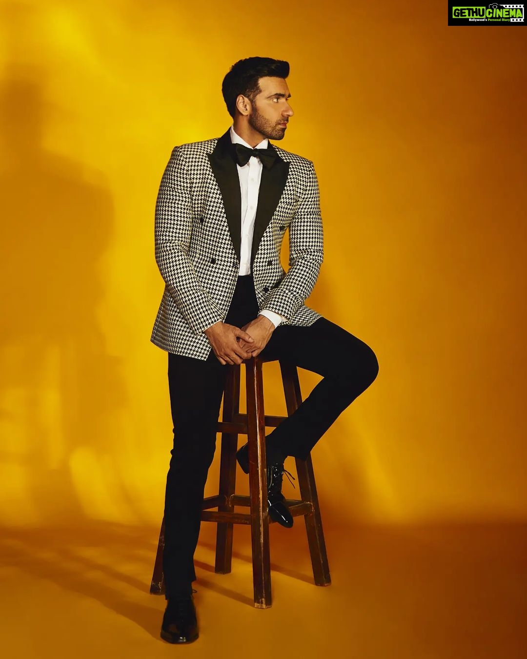 Avinash Tiwary Instagram - Woh Humein Dekhte Hue Na Dekh Lein Iss Wajah Se Nazrein Hi Na Mili...π πΈ- @mohitvaru Styled By: @shaeroy Assistant Stylist: @alizaafatmaa BRANDS Full look @sshomme Hair-@anshul_hair Makeup- @rohan_mohan09