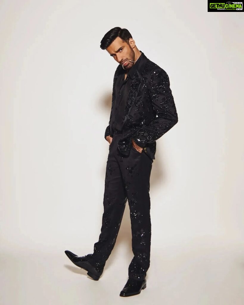 Avinash Tiwary Instagram - Lone Patient 🐺! 📸-@mohitvaru styled by- @shaeroy Assistant Stylist - @alizaafatmaa Full look - @varunbahlcouture Jewellery - @zillionaireindia Hair- @anshul_hair Makeup- @rohan_mohan09