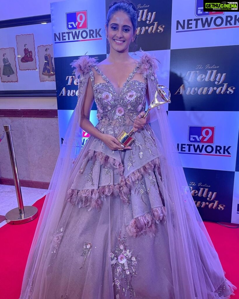 Ayesha Singh Instagram - Thank you @tellychakkar @the_indian_telly_awards for the beautiful evening and a wonderful surprise of The Most Promising Actor. 🙏🏻🥰. Great fun with old friends and new 🥰❤️😘 Sharing with love ❤️. Styled by @nehaadhvikmahajan Jewellery by @padmashree_jewels Costume by @rajgharana.rg