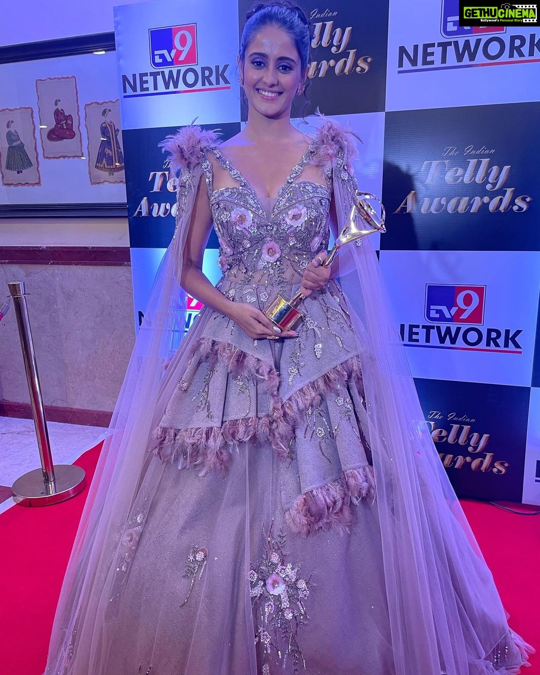Ayesha Singh Instagram - Thank you @tellychakkar @the_indian_telly_awards for the beautiful evening and a wonderful surprise of The Most Promising Actor. šš»š„°. Great fun with old friends and new š„°ā¤ļøš Sharing with love ā¤ļø. Styled by @nehaadhvikmahajan Jewellery by @padmashree_jewels Costume by @rajgharana.rg