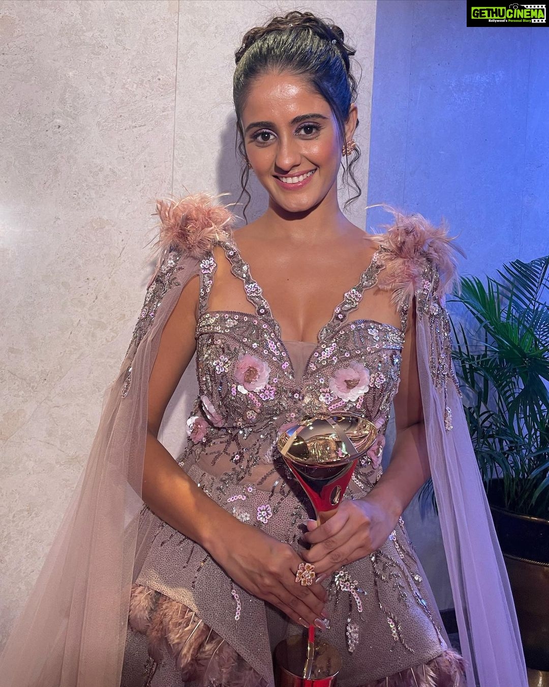 Ayesha Singh Instagram - Thank you @tellychakkar @the_indian_telly_awards for the beautiful evening and a wonderful surprise of The Most Promising Actor. šš»š„°. Great fun with old friends and new š„°ā¤ļøš Sharing with love ā¤ļø. Styled by @nehaadhvikmahajan Jewellery by @padmashree_jewels Costume by @rajgharana.rg