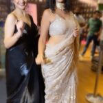 Ayesha Singh Instagram – Sooooooo much fun meeting up n trying on another trend together ❤️❤️❤️