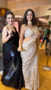 Ayesha Singh Instagram - Sooooooo much fun meeting up n trying on another trend together ❤️❤️❤️