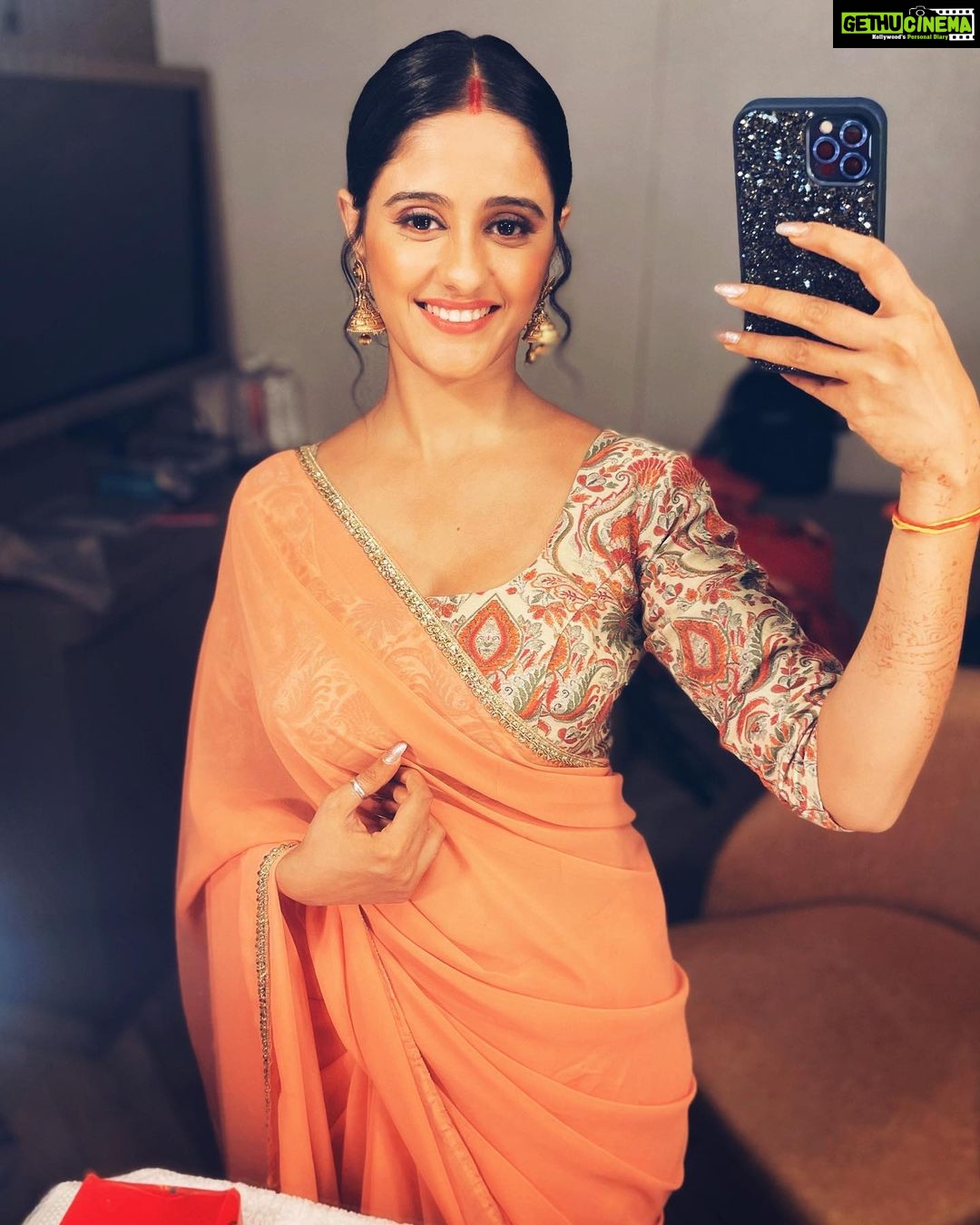 Ayesha Singh Instagram - 🍑 Actors life , some mirror time n some clicks ;) #sai #ghkkpm #starplus #bts