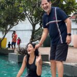 Ayesha Singh Instagram - 1.Kinnu n me ready to hit the pool 2.Had a little swim n mom wants a little click, so we pose 3.Papa is like You guys aren’t photo ready, let me fix your hair Kinnu 4.Papa is like ENOUGHHHH..and I m like AAAAAAHHHHHH 5.HELLO RAINS❤️😜🥰