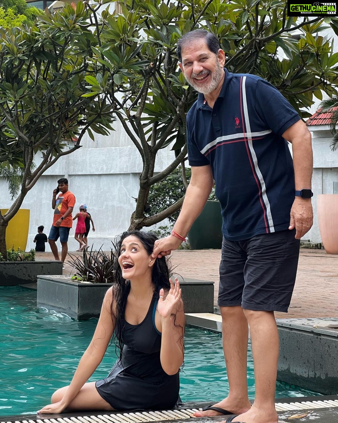 Ayesha Singh Instagram - 1.Kinnu n me ready to hit the pool 2.Had a little swim n mom wants a little click, so we pose 3.Papa is like You guys aren’t photo ready, let me fix your hair Kinnu 4.Papa is like ENOUGHHHH..and I m like AAAAAAHHHHHH 5.HELLO RAINS❤️😜🥰