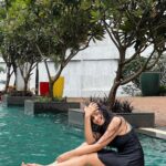 Ayesha Singh Instagram - 1.Kinnu n me ready to hit the pool 2.Had a little swim n mom wants a little click, so we pose 3.Papa is like You guys aren’t photo ready, let me fix your hair Kinnu 4.Papa is like ENOUGHHHH..and I m like AAAAAAHHHHHH 5.HELLO RAINS❤️😜🥰