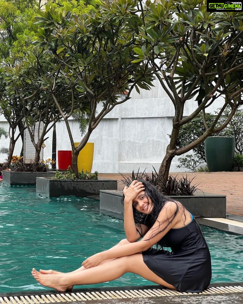 Ayesha Singh Instagram - 1.Kinnu n me ready to hit the pool 2.Had a little swim n mom wants a little click, so we pose 3.Papa is like You guys aren’t photo ready, let me fix your hair Kinnu 4.Papa is like ENOUGHHHH..and I m like AAAAAAHHHHHH 5.HELLO RAINS❤😜🥰