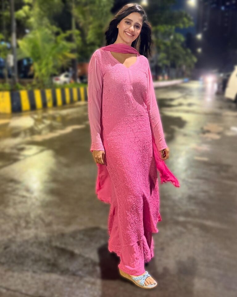 Ayesha Singh Instagram - Simply at it ❤️! Outfit: @thechikanlabel Styling: @styling.your.soul