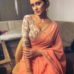 Ayesha Singh Instagram - 🍑 Actors life , some mirror time n some clicks ;) #sai #ghkkpm #starplus #bts
