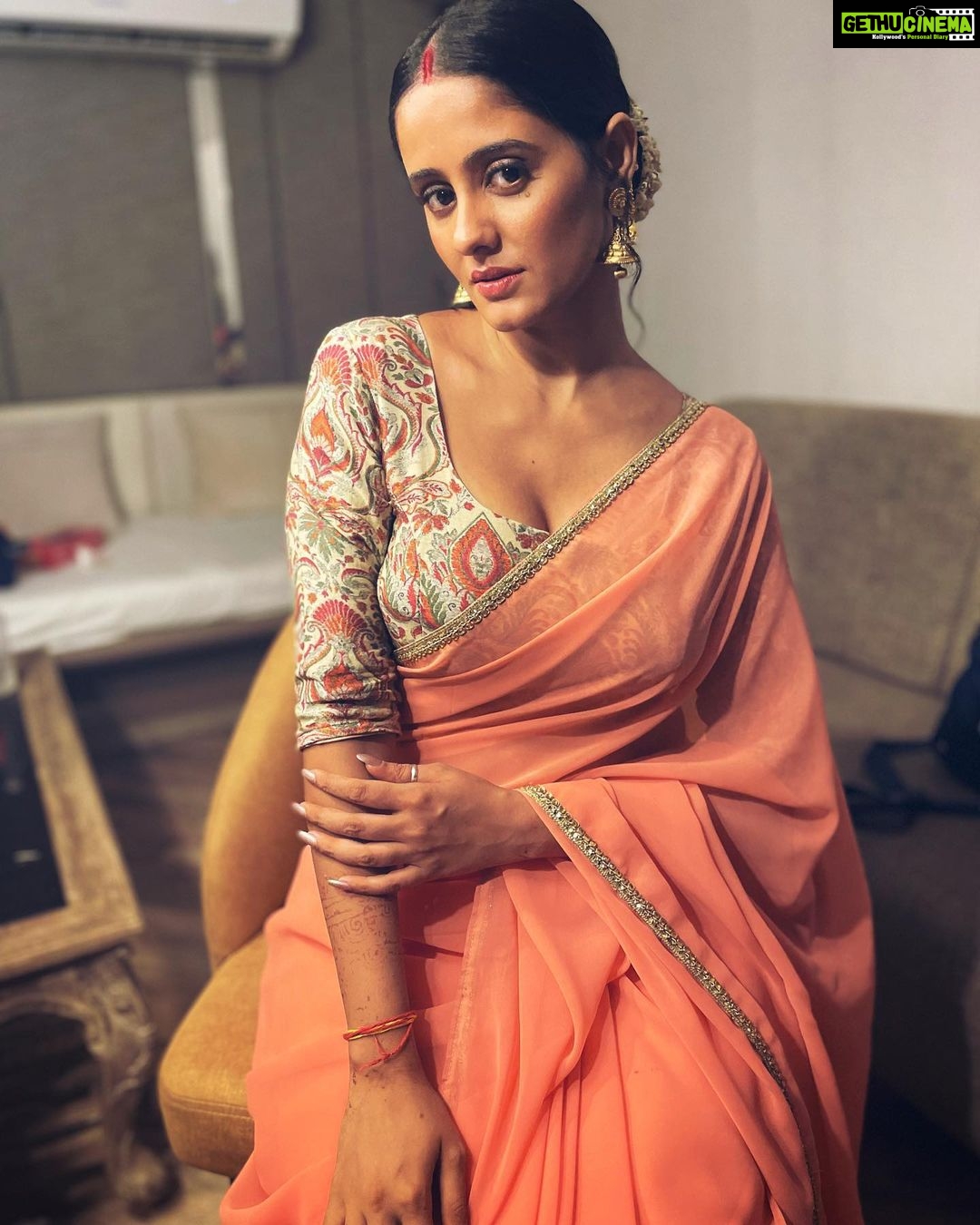 Ayesha Singh Instagram - 🍑 Actors life , some mirror time n some clicks ;) #sai #ghkkpm #starplus #bts
